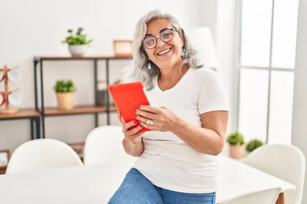 Middle Age Woman Using Touchpad Sitting Table Home — Stockfoto