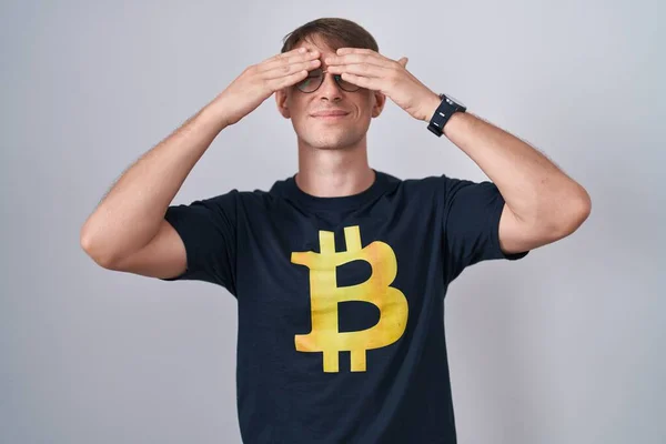 Beyaz Sarışın Bitcoin Tişört Giyen Gözleri Kapayan Neşeli Komik Bir — Stok fotoğraf