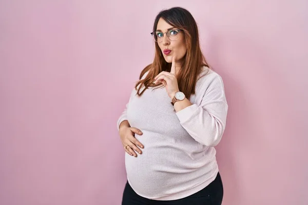 Pregnant Woman Standing Pink Background Thinking Concentrated Doubt Finger Chin — Stock Photo, Image