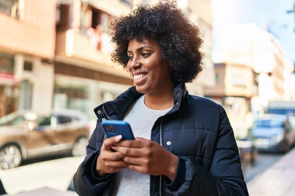 Африканська Американка Впевнено Посміхається Користуючись Смартфоном Вулиці — стокове фото