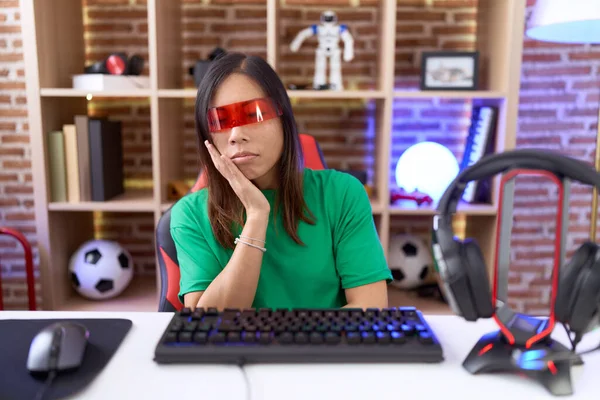 Mulher Chinesa Meia Idade Usando Óculos Realidade Virtual Pensando Que — Fotografia de Stock