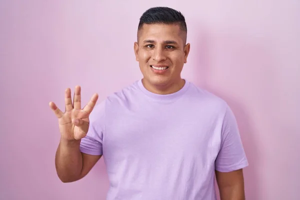 Jeune Homme Hispanique Debout Sur Fond Rose Montrant Pointant Vers — Photo