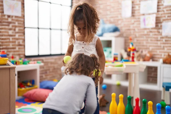 Zwei Kinder Beim Kegeln Kindergarten — Stockfoto