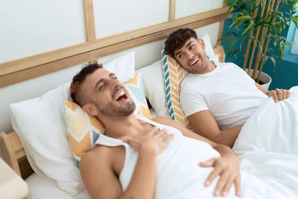 Dos Hombres Hispanos Pareja Sonriendo Confiados Acostados Cama Dormitorio —  Fotos de Stock