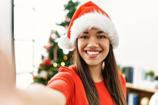 Jonge Latijn Vrouw Maken Selfie Stand Kerstboom Thuis — Stockfoto