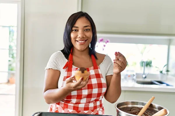 Hispanic Brunette Woman Preparing Chocolate Muffins Kitchen — Stockfoto