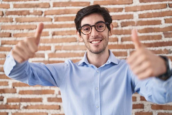 Young Hispanic Man Standing Brick Wall Background Approving Doing Positive — Foto Stock
