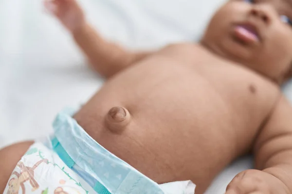 Afrika Kökenli Amerikalı Bebek Göbek Deliği Yatak Odasında — Stok fotoğraf