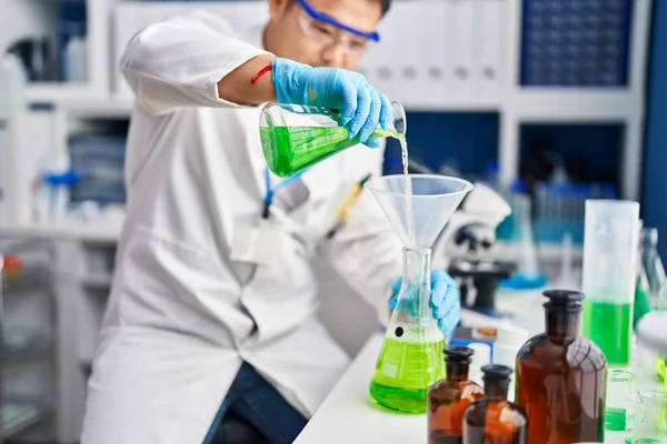 Young Chinese Man Wearing Scientist Uniform Measuring Liquid Laboratory — Stock Photo, Image