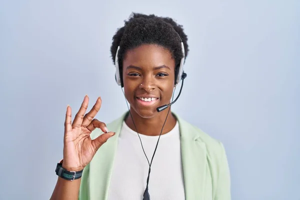 Afroamerikanerin Mit Callcenter Agenten Headset Lächelt Positiv Und Tut Zeichen — Stockfoto