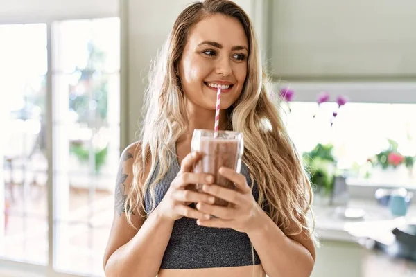 Young Woman Smiling Confident Drinking Glass Smoothie Kitchen — Stockfoto