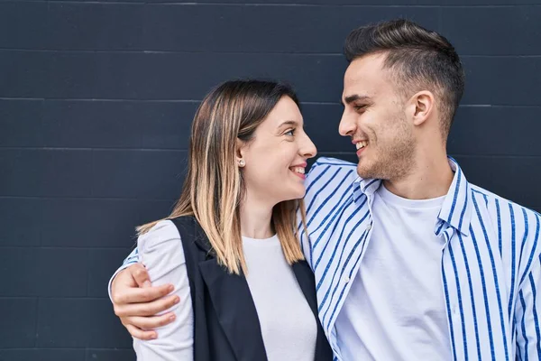 Man Vrouw Paar Glimlachen Zelfverzekerd Knuffelen Elkaar Zwart Achtergrond — Stockfoto
