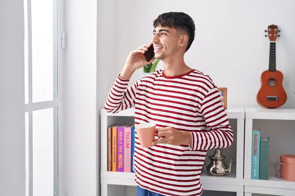 Jeune Homme Hispanique Parlant Sur Smartphone Boire Café Dans Chambre — Photo