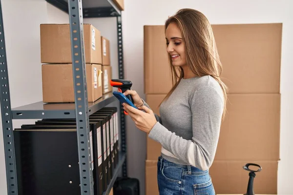 Young Blonde Woman Ecommerce Business Worker Scanning Packages Using Barcode — Φωτογραφία Αρχείου