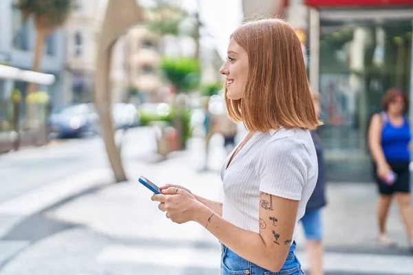Junge Rothaarige Frau Lächelt Selbstbewusst Mit Smartphone Auf Der Straße — Stockfoto