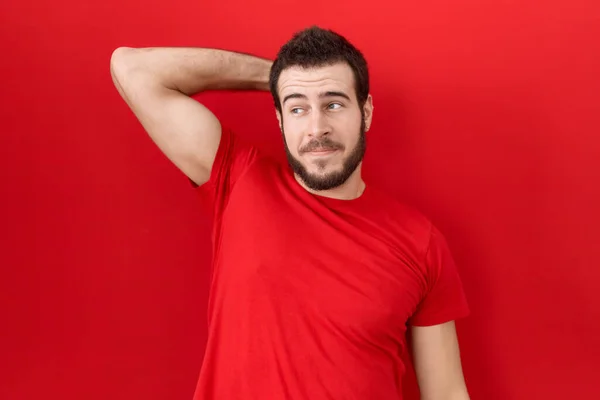 Junger Hispanischer Mann Lässigem Rotem Shirt Der Selbstbewusst Das Haar — Stockfoto