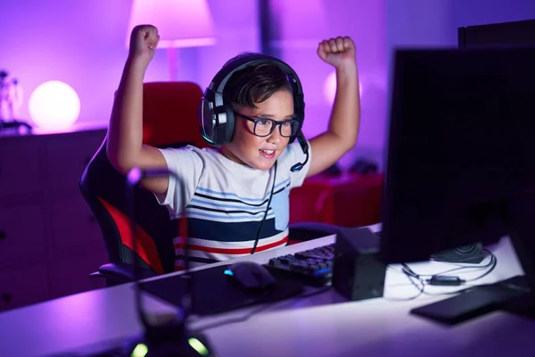 中毒性のパニック少年ストリーマーゲームルームで勝者の式でビデオゲームをプレイ — ストック写真