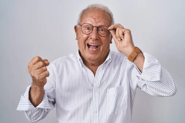 Hombre Mayor Con Pelo Gris Sosteniendo Gafas Con Mano Gritando —  Fotos de Stock