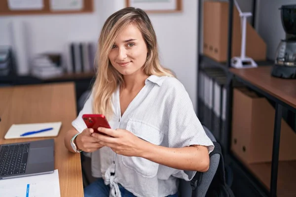 Jovem Loira Mulher Empresária Usando Laptop Smartphone Escritório — Fotografia de Stock