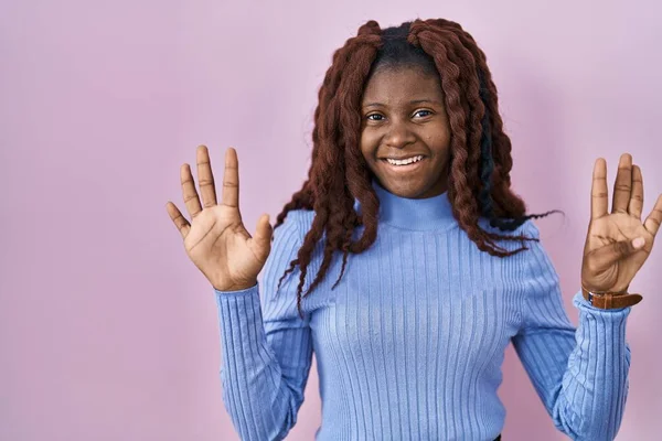 Afrikanerin Steht Auf Rosa Hintergrund Und Zeigt Mit Finger Nummer — Stockfoto