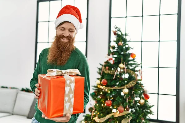 Jeune Rousse Homme Tenant Cadeau Debout Par Arbre Noël Maison — Photo