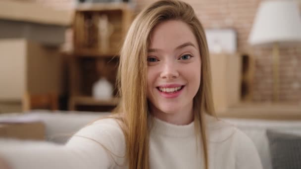 Jeune Femme Blonde Ayant Appel Vidéo Tenant Clé Maison Nouvelle — Video