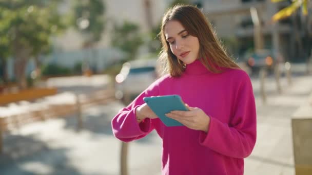 Joven Mujer Rubia Sonriendo Confiada Usando Touchpad Parque — Vídeos de Stock