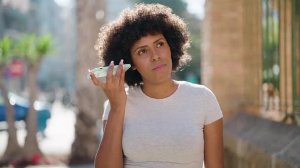 Молода Афроамериканська Жінка Яка Посміхається Уважно Слухає Аудіоповідомлення Допомогою Смартфона — стокове відео