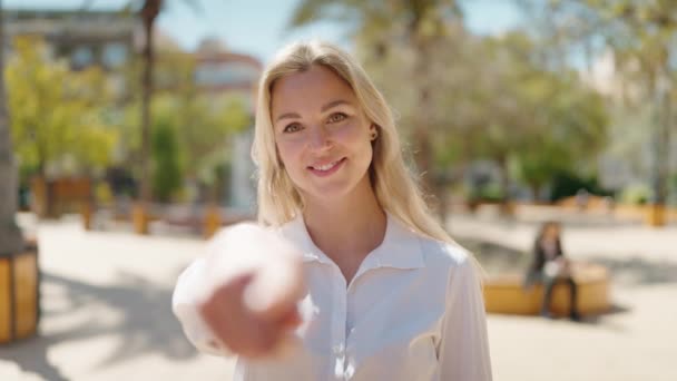 Jonge Blonde Vrouw Glimlachen Zelfverzekerd Doen Komende Gebaar Met Vinger — Stockvideo
