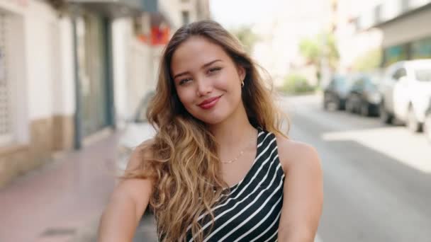 Jovem Bela Mulher Hispânica Sorrindo Confiante Fazendo Gesto Foto Com — Vídeo de Stock