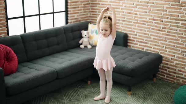 Urocza Blondynka Balerina Uśmiecha Się Pewnie Tańcząc Domu — Wideo stockowe