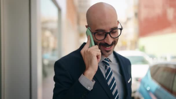 Young Hispanic Man Executive Smiling Confident Talking Smartphone Street — 비디오