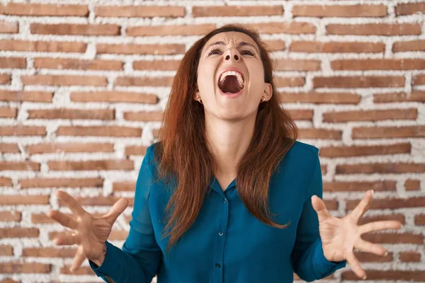 Жінка Брюнет Стоїть Над Стіною Цегли Божевільно Кричить Кричить Агресивним — стокове фото