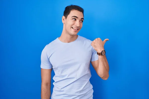 Young Hispanic Man Standing Blue Background Smiling Happy Face Looking — Foto Stock