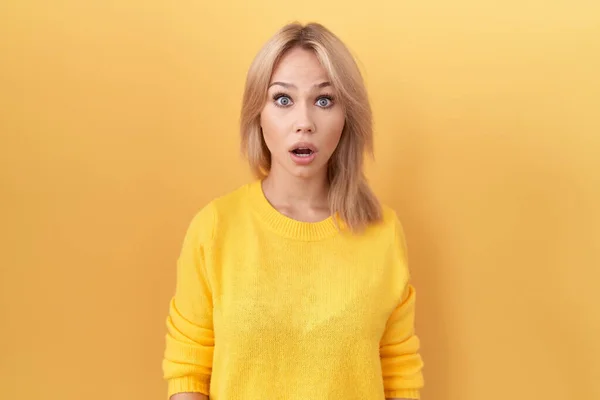 Young Caucasian Woman Wearing Yellow Sweater Afraid Shocked Surprise Amazed — Stock Photo, Image