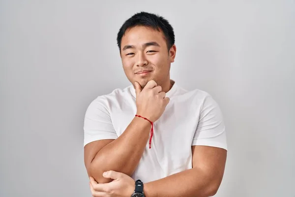 Jeune Chinois Debout Sur Fond Blanc Regardant Avec Confiance Caméra — Photo