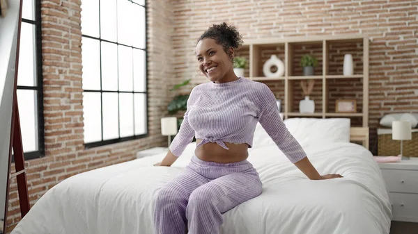 Mujer Afroamericana Sonriendo Confiada Sentada Cama Dormitorio — Foto de Stock