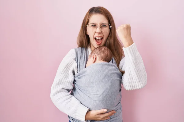 Mulher Branca Jovem Segurando Carregando Bebê Uma Funda Irritado Frustrado — Fotografia de Stock