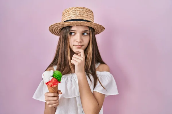 アイスクリームを持っている10代の女の子は 質問について心配し 心配し 顎に手で緊張 — ストック写真
