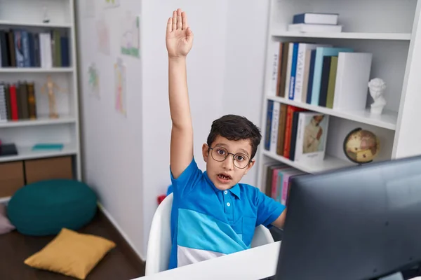 Liebenswert Hispanischer Junge Student Mit Computer Mit Erhobener Hand Klassenzimmer — Stockfoto
