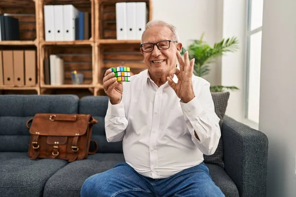 Senior Therapist Grey Hair Playing Colorful Puzzle Cube Intelligence Game — Stock fotografie