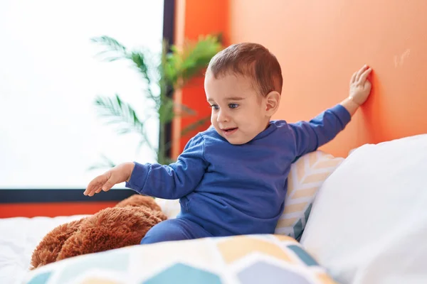 Entzückendes Hispanisches Kleinkind Lächelt Selbstbewusst Schlafzimmer Auf Dem Bett Sitzend — Stockfoto