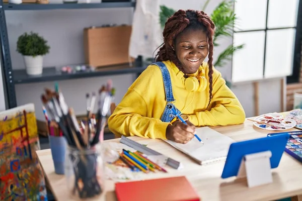 African American Woman Artist Smiling Confident Having Online Draw Class —  Fotos de Stock