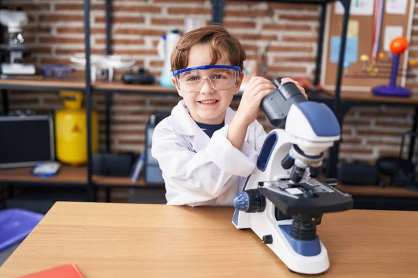 Uroczy Latynoski Uczeń Uśmiecha Się Pewnie Używając Mikroskopu Klasie Laboratoryjnej — Zdjęcie stockowe