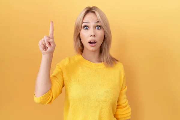 Young Caucasian Woman Wearing Yellow Sweater Pointing Finger Successful Idea — Stock Photo, Image
