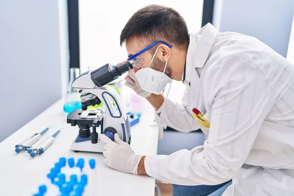 Νεαρός Ισπανός Επιστήμονας Που Χρησιμοποιεί Μικροσκόπιο Φορώντας Ιατρική Μάσκα Στο — Φωτογραφία Αρχείου