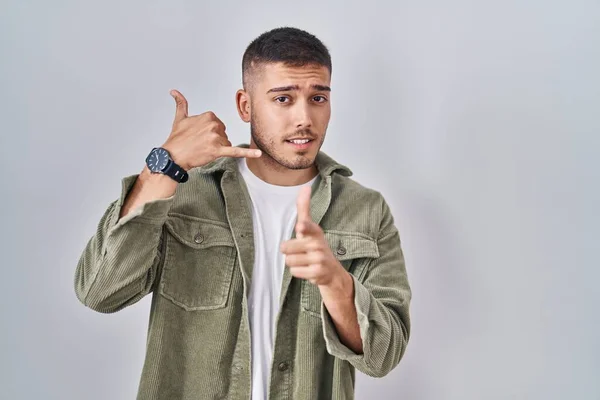 Young Hispanic Man Standing Isolated Background Smiling Doing Talking Telephone — Stock fotografie
