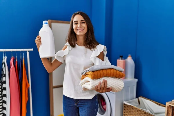 Jonge Spaanse Vrouw Die Doet Een Fles Wasmiddel Vasthoudt Glimlachend — Stockfoto
