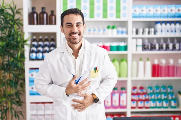 Красивый Латиноамериканец Работающий Аптеке Улыбающийся Громко Смеющийся Потому Смешная Сумасшедшая — стоковое фото