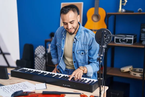 Young Hispanic Man Musician Playing Piano Keyboard Music Studio — Stock Photo, Image